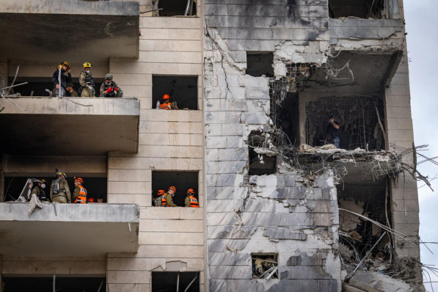 Israeli security and rescue forces at the scene where a ballistic missile fired from Iran hit and caused damage in Petah Tikva, June 16, 2025. Photo by Chaim Goldberg/Flash90