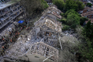 Israeli security and rescue forces at the scene where a ballistic missile fired from Iran hit and caused damage in Tel Aviv, June 22, 2025. Photo by Avshalom Sassoni/Flash90