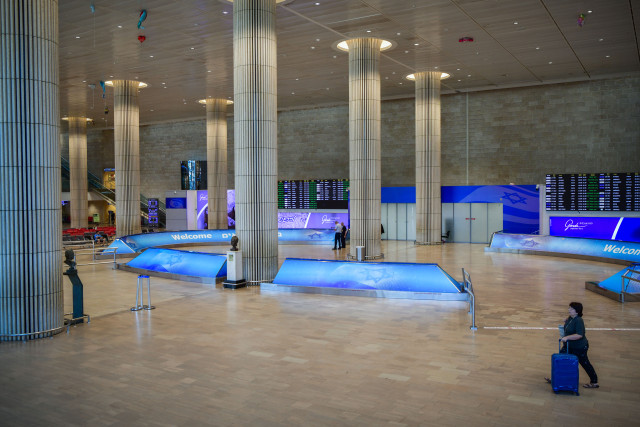 Passengers at the Ben Gurion International airport near Tel Aviv, June 25, 2025. Photo by Avshalom Sassoni/Flash90