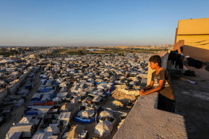 Palestinians living around their tents in the Al-Mawasi area in Khan Yunis, southern Gaza Strip, July 6, 2025. Photo by Abed Rahim Khatib/Flash90