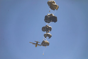 A plane drops humanitarian aid loaded with food supplies to displaced Palestinians in the northern Gaza Strip, July 27, 2025. Photo by Ali Hassan/Flash90