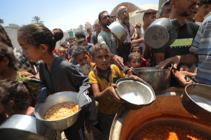 Palestinians receive meals from volunteers in Gaza City, on July 28, 2025. Photo by Ali Hassan/Flash90