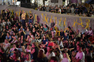 People gather for the ritual of Tisha B'Av at Hostage Square in Tel Aviv, August 2, 2025. Photo by Avshalom Sassoni/Flash90