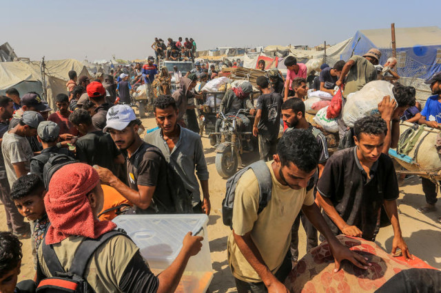 Palestinians carry humanitarian aid in Rafah, in the southern Gaza Strip, August 14, 2025. Photo by Abed Rahim Khatib/Flash90