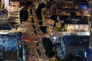 People gather at Hostage Square in Tel Aviv during a rally calling for the release of hostages held in Gaza, August 17, 2025. Photo by Chaim Goldberg/Flash90