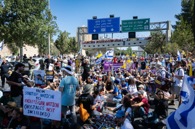 Protesters block a road in Jerusalem during a protest calling for the release of the Israeli hostages held by Hamas in Gaza, August 17, 2025. Photo by Yonatan Sindel/Flash90