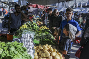 Palestinians shop at a market in Khan Yunis, in the southern Gaza Strip, a few days after a ceasefire agreement between Israel and Hamas, on October 14, 2025. Photo by Abed Rahim Khatib/Flash90