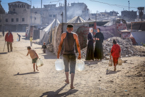 Displaced Palestinians fill gallons of drinking water from a water truck in the Batn al-Sameen area of ​​Khan Yunis, southern Gaza Strip. October 27, 2025. Photo by Abed Rahim Khatib/FLASH90