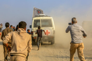Red Cross personnel transfer the body of an Israeli hostage to Israeli security forces in Khan Younis, southern Gaza Strip, November 9, 2025. Photo by Abed Rahim Khatib/Flash90