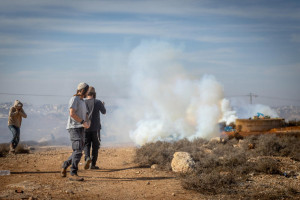 sraeli security forces clash with Jewish settlers during the evacuation of Illegal structures in Tzur Misgavi, an outpost in Gush Etzion, in the West Bank, November 17, 2025. Photo by Chaim Goldberg/Flash90