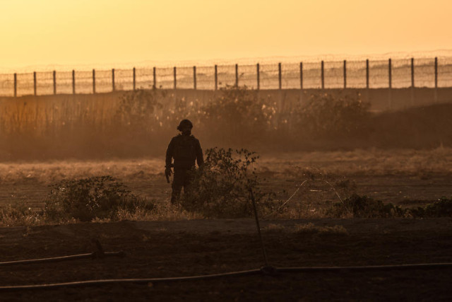 Israeli soldiers seen near the Israeli border with the Gaza Strip, November 23, 2025. Photo by Tsafrir Abayov/Flash90