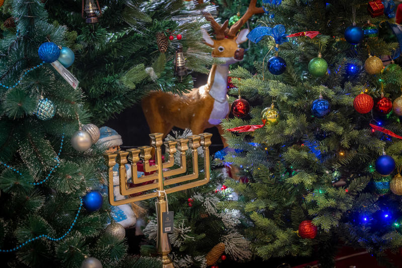 Christmas decorations and CHanukiot for sale at Dizengoff Center in Tel Aviv. December 7, 2025. Photo by Miriam Alster/FLASH90