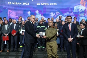 Turkish President Erdoğan presents Israeli Colonel (res.) Golan Vach with a medal of honor (Photo: Israeli Foreign Ministry)