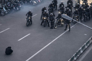 Iranian man confronting regime security forces who are cracking down on anti-regime protests in Tehran, Dec. 29, 2025. Photo used under section 27A of the copyright law.