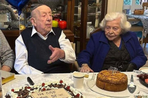 Berysz Aurbach, center, at his 104th birthday party in Melbourne, Australia. (Courtesy of Moshe Aurbach)