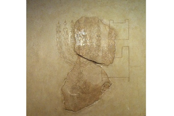 The 2000 years old depiction of the 7 branches Menorah engraved on the walls of a house of the Herodian Quarter Museum (Photo: Evi Horowitz / Via Wikimedia).