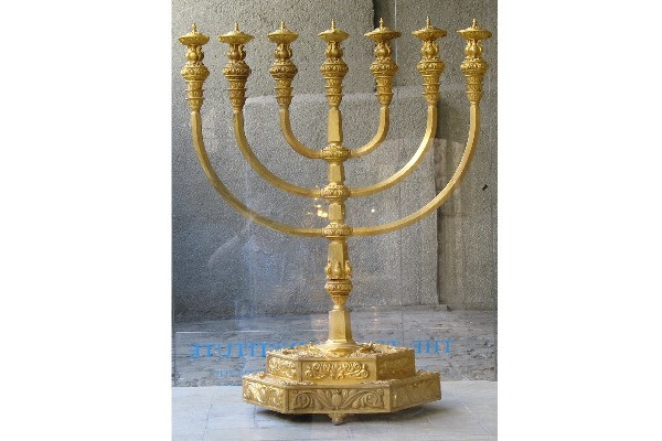 A modern reproduction of the menorah of the Temple in Jerusalem, manufactured by the Temple Institute (Photo: By ariely - The Temple Institute, Jewish Quarter, Jerusalem., Public Domain /  via Wikimedia).