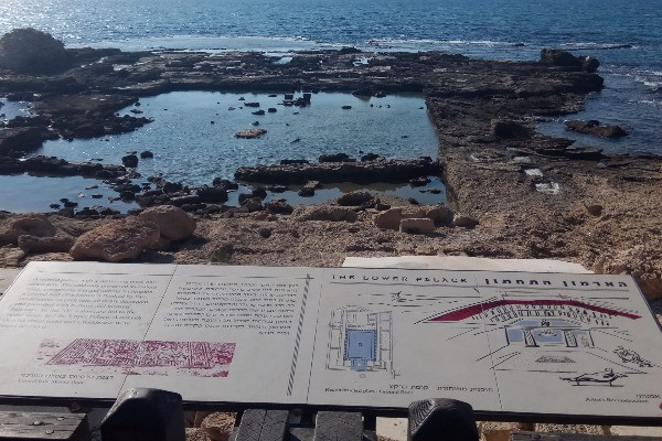 A part of the wonderful architectural masterpiece of Herod the Great, the Palace of Caesarea, partially built "on the sea" rocks. Photo from October 2, 2019 (Photo: Aaron Goel-Angot).