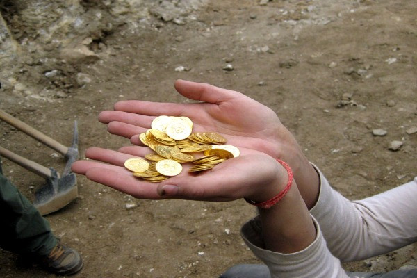 In 2008 archaeologists uncovered at the "Givaty parking lot" excavations at the city of David-Jerusalem, a hoard of 264 gold coins minted at the beginning of the reign of Byzantine emperor Heraclius, between the years 610–613 CE, thus just before the Persian conquest of Jerusalem (Photographer: Asaf karavani, published on Wikimedia).