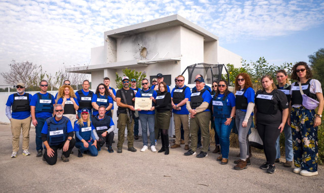 Passages delegation presenting the plaque to the head of security at Netiv HaAsara (Photo: Cade Chudy)