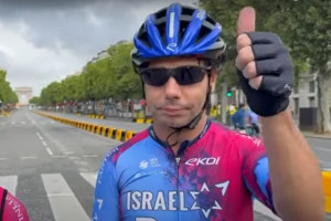 Former hostage Ofer Calderon joins the Israeli cycling team at the Tour de France in Paris, July 27. 2025. (Screenshot)