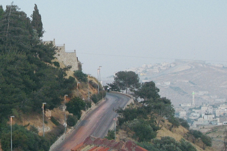 Derekh Ha’Apifyor (Pope’s Way), the road ascending to Mount Zion. Named by the Israeli government in honor of Pope Paul VI’s historic 1964 visit to Israel. (Photo: Wikimedia Commons)