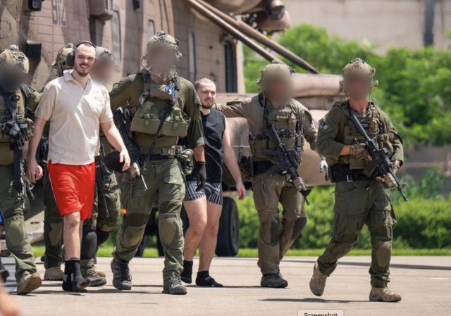 Israeli hostages Almog Meir Jan and Andrey Kozlov land in Israel after being rescued from Gaza by the special forces (Photo: IDF)