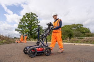 Exodigo engineer performs a non‑intrusive underground scan using AI‑powered mapping equipment. (Photo: Exodigo via company website)