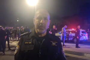 Police officer Avi Biton interviewed after the terror attack at Kokhav Yair, on the night of April 3, 2024 (Photo: Screenshot).