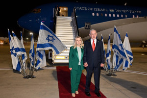 Prime Minister Benjamin Netanyahu, alongside His wife, this morning (Thursday, 25 September 2025), at Ben-Gurion International Airport, prior to departing on a diplomatic visit to the US. Photo: Avi Ohayon\GPO