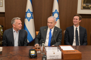 Israeli PM Benjamin Netanyahu, alongside top White House aides Steve Witkoff and Jared Kushner, at the cabinet meeting before the vote on Oct 10, 2025 (Photo: Ma'ayan Toaf / GPO)
