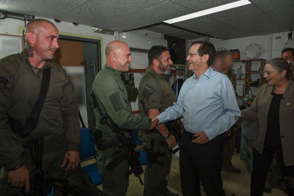 The Israeli President Isaac Herzog and his wife Michal Herzog, visiting IDF soldiers in the northern part of Israel, On June 26, 2024 (Photo: Ma'ayan Toaf / GPO).