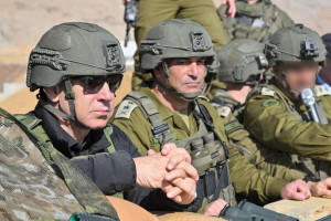 Prime Minister Benjamin Netanyahu and IDF Chief of Staff Lt.-Gen. Eyal Zamir during a visit to IDF troops stationed on Syrian territory, Nov. 19, 2025. Photo by GPO.