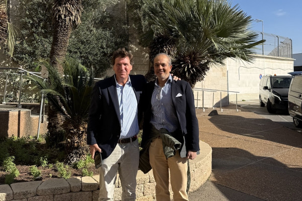 Tucker Carlson alleges mistreatment & detention by Israeli officials after spending several hours in Ben Gurion Airport for Huckabee interview