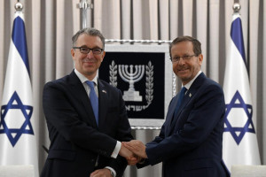 Israeli President Isaac Herzog meets with British Ambassador to Israel Simon Walters, September 19, 2023. (Photo: GPO)
