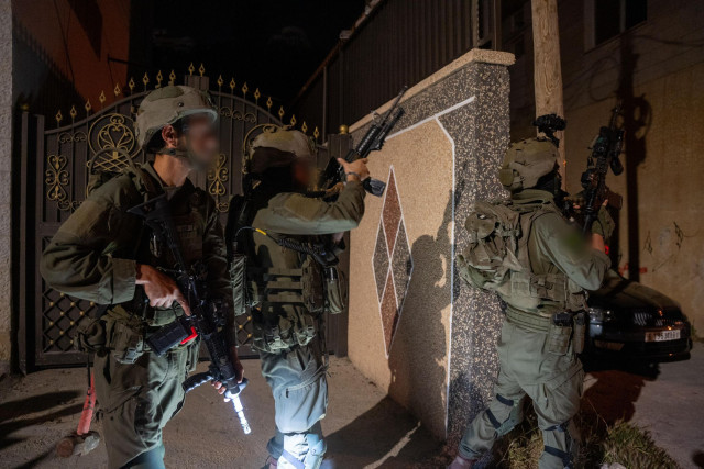 Israeli forces during the arrest of suspects overnight in the West Bank, May 2, 2025.
(Photo: IDF)