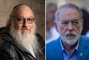 Jonathan Pollard (left) and Mike Huckabee (right), the U.S. ambassador to Israel.
(Photo: Chaim Goldberg, Noam Revkin Fenton/Flash90)